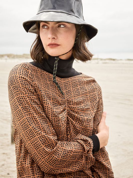 Блузка простого кроя со складками