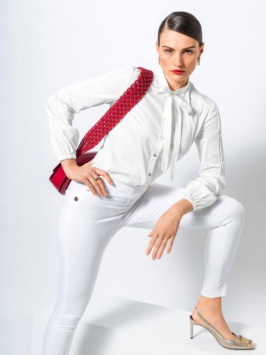 Блузка рубашечного кроя с защипами на рукавах
