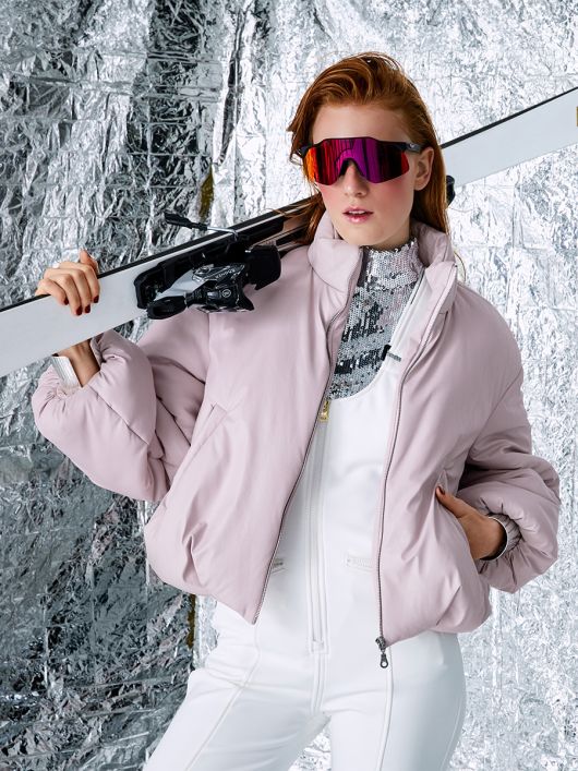 Куртка округлого силуету з об’ємними рукавами і коміром-стойкою