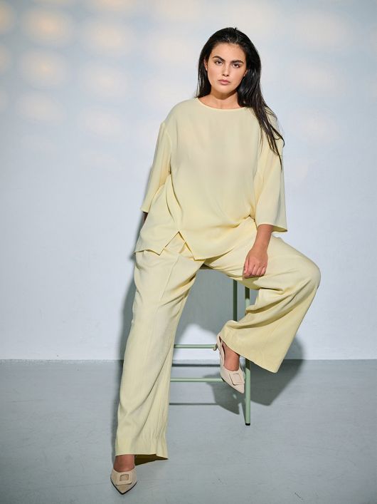 Блуза свободного кроя с боковыми разрезами в швах