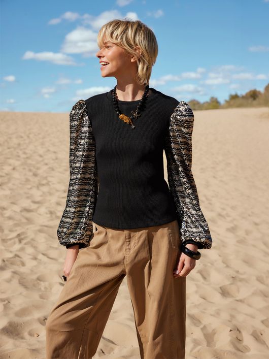 Пуловер приталенного силуэта с пышными рукавами