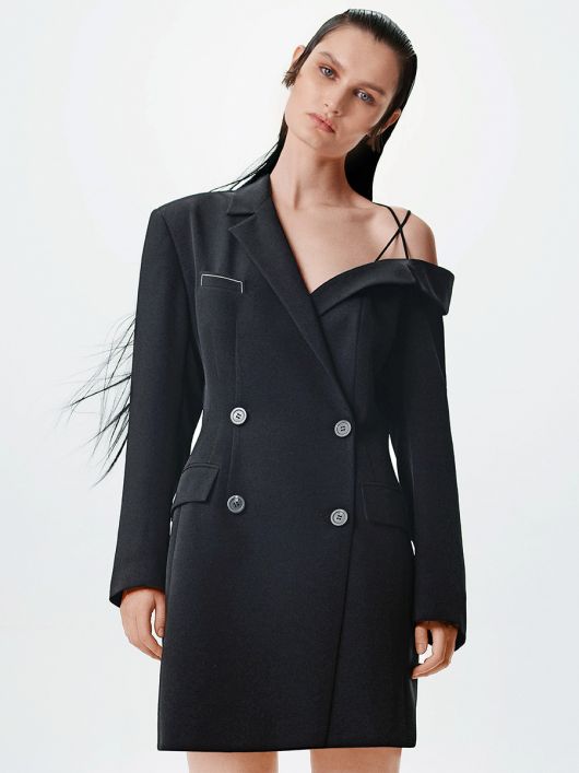 Сукня-пальто асиметричного крою з відкритим плечем