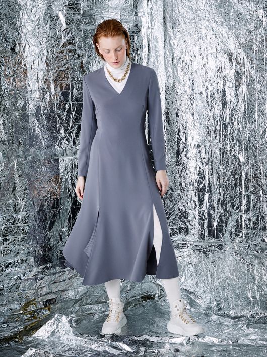 Сукня міді приталеного силуету з довгими рукавами