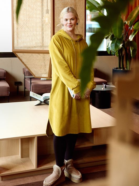 Сукня-худі з капюшоном і кишенями у швах