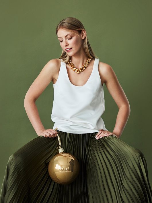 Топ-майка с глубоким вырезом