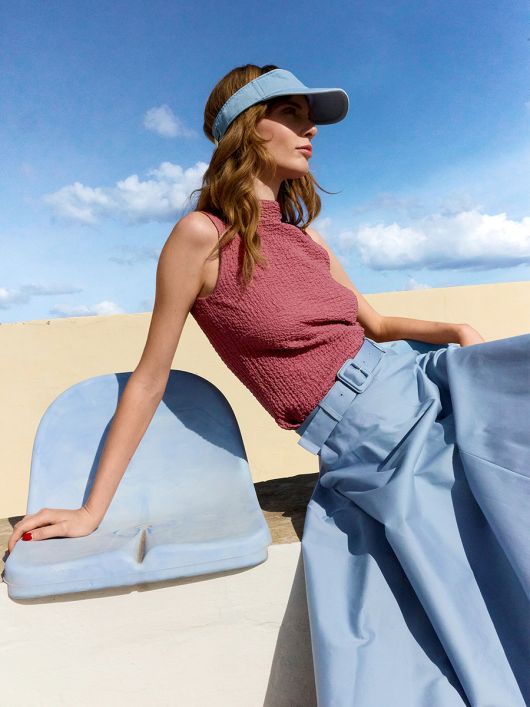 Топ без рукавів із суцільнокроєним коміром-стойкою