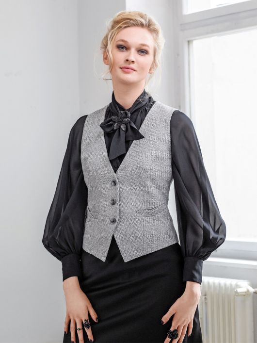 Жилет однобортный классического кроя с V-образным вырезом