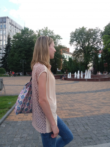 Літня блуза з мереживною спинкою