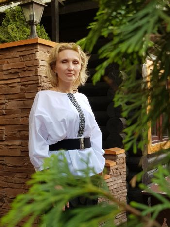 Блуза в чорно-білій колірній гамі. 