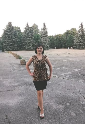 Блузка приталеного крою із запахом і баскою