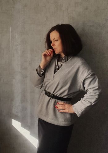 Пуловер з широкими планками.