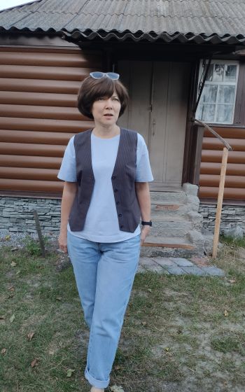 Смугастий жилет.
