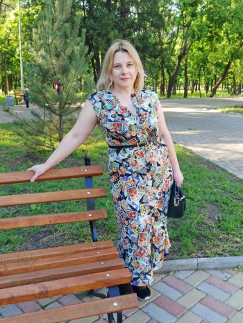 Яскрава літня сукня