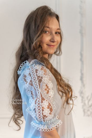 Вишита голуба сукня технікою рішельє А-силуету