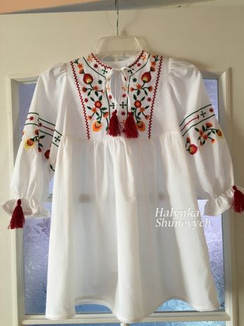 Біле бавовняне платтячко для дівчинки з вишивкою