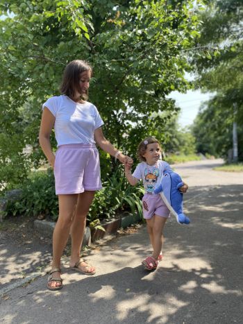 Жіночі трикотажні шорти. З залишків тканини - шорти для доньки. 