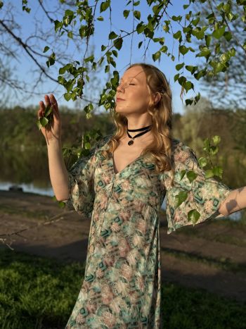 Сукня довга силуету ампір з широкими рукавами