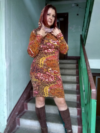 Сукня майже з капюшоном