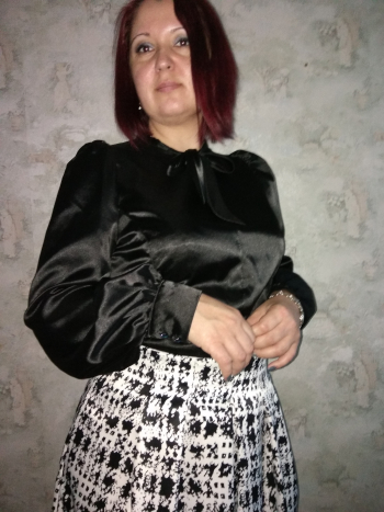 Чорна атласна блузка