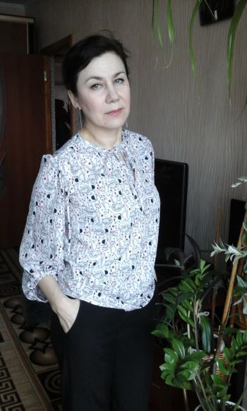 Блузка з пишними рукавами