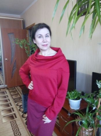 Малиновий пуловер