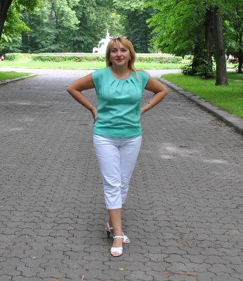 Зелений топ із мереживною спинкою