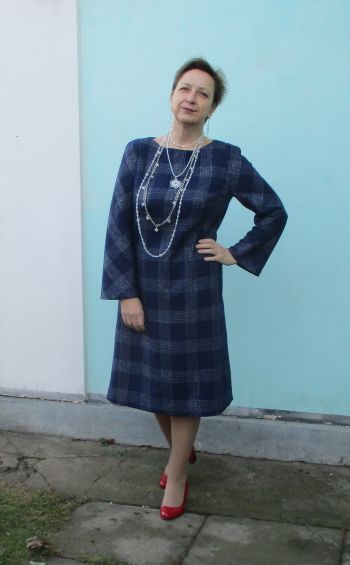 Сукня  у велику клітинку з вирізом човником