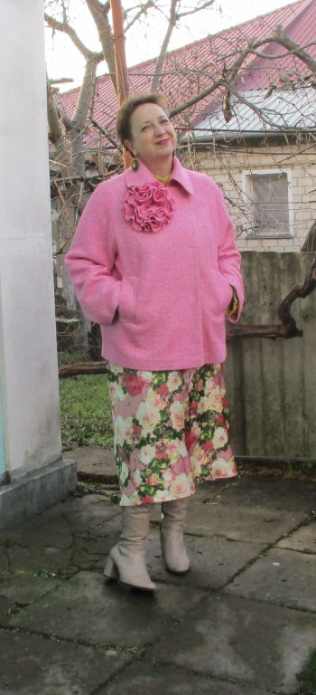 Півпальто з квіткою-брошкою