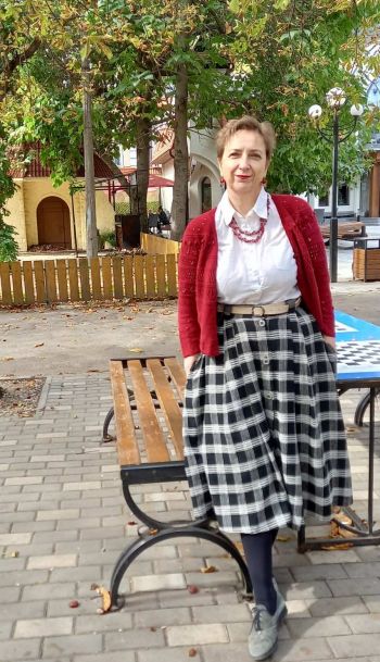 Чорна спідниця в білу клітинку