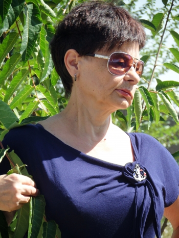 Акцент на декольте, сукня кольору ночі