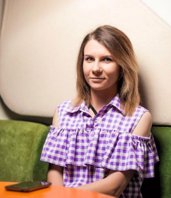 Блуза з воланом