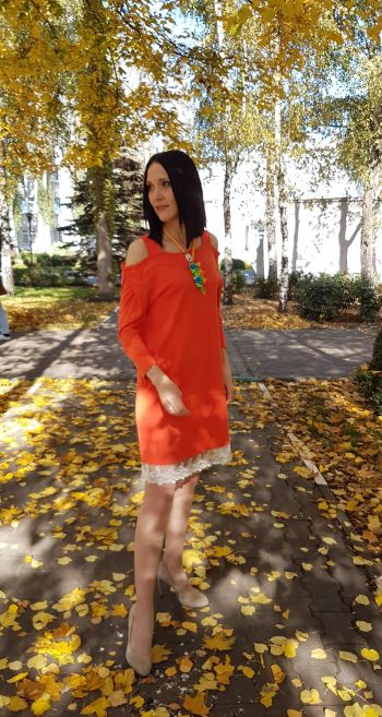Помаранчева сукня