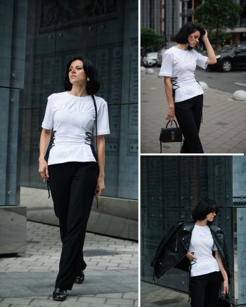 Біла футболка з ефектом корсажа і шнурівкою