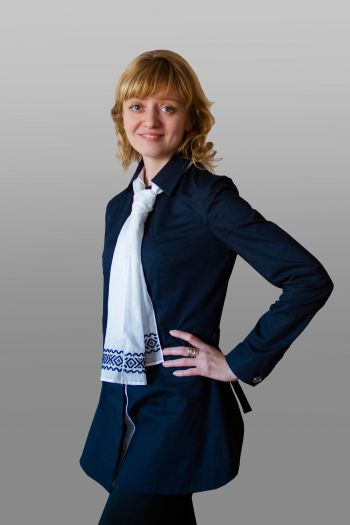 Блузка з вишитою краваткою для офісу
