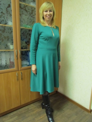 Сукня смарагдового кольору