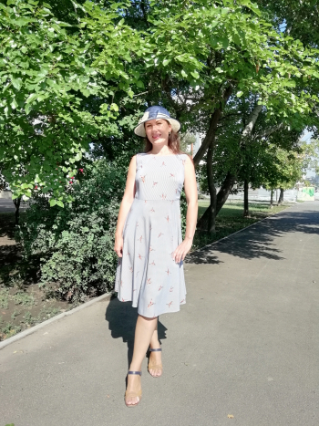 Сукня з красивою спинкою
