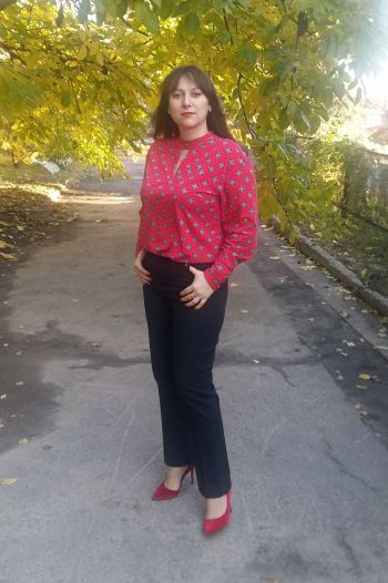 Червона блуза.