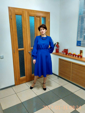 Сукня кольору синій королівський.