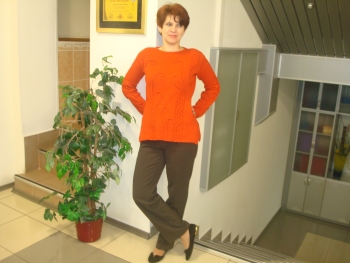 Помаранчевий светр