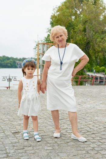 Сапфірове весілля в білому! Жіночий костюм й дитяча сукня