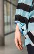 Блуза просторого крою з кокеткою на спинці - фото 6